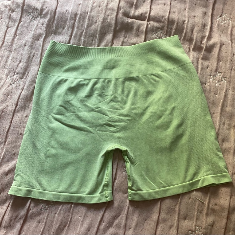 Alphalete Amplify Shorts in Frozen Spring